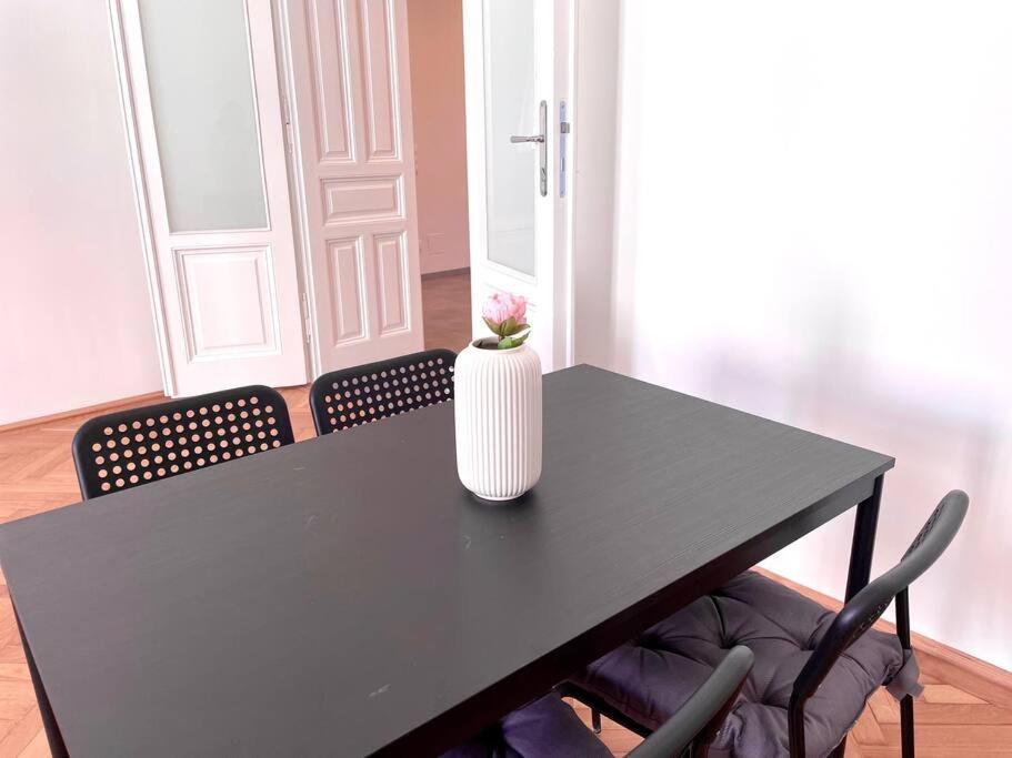 Brand New Spacious & Stylish Aptmt In City-Centre Wina Bagian luar foto