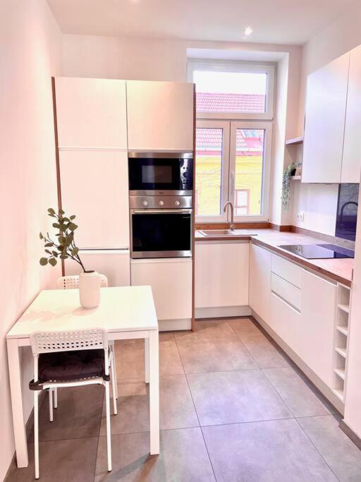 Brand New Spacious & Stylish Aptmt In City-Centre Wina Bagian luar foto